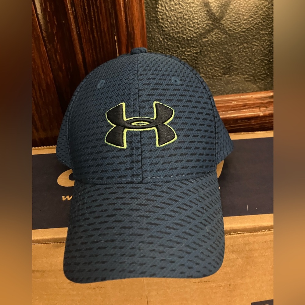 Boy’s Under Armour ball cap youth small